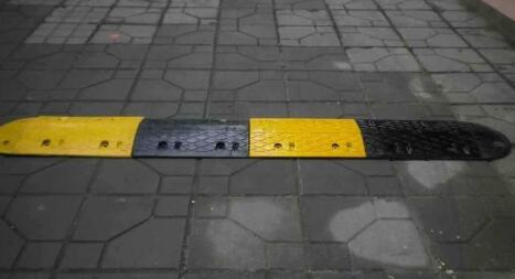 减速带的安装方法